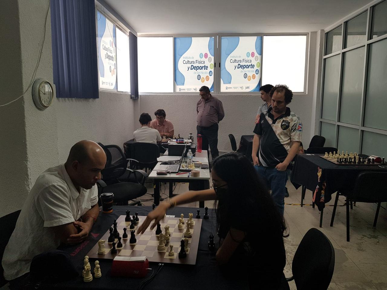 Tableros y relojes en un torneo de ajedrez