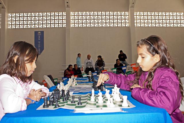 Sala de torneo con jugadores concentrados