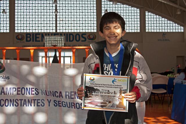 Jugadores jóvenes en un torneo de ajedrez
